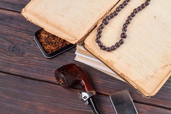 What Are the Top Smartphone Accessories for the Stylish Businesswoman?